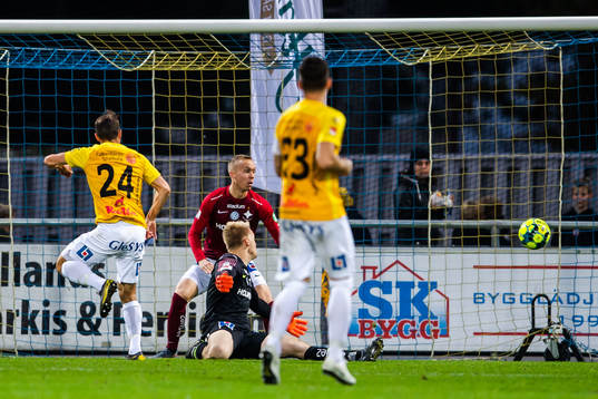 Falkenbergs Anton Wede med en måkchans