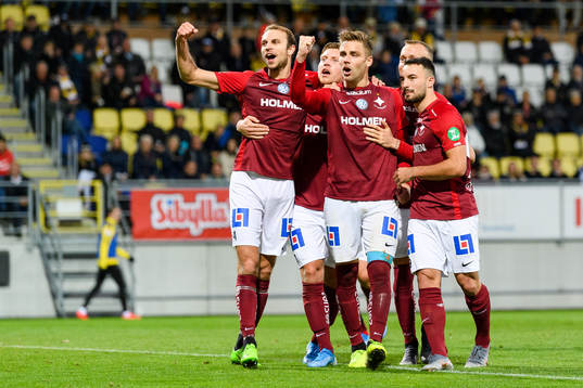 IFK Norrköpings Christoffer Nyman jublar med lagkamrater