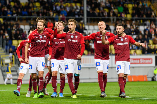 IFK Norrköpings Christoffer Nyman jublar med lagkamrater
