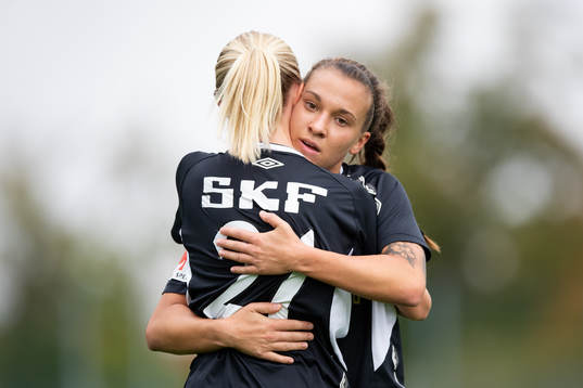 Göteborgs Rebecka Blomqvist jublar ihop med Julia Zigiotti