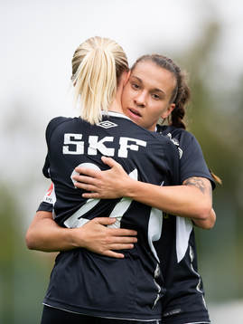 Göteborgs Rebecka Blomqvist jublar ihop med Julia Zigiotti