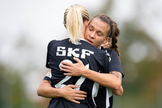Göteborgs Rebecka Blomqvist jublar ihop med Julia Zigiotti