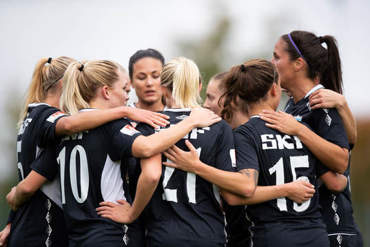 Göteborgs Rebecka Blomqvist jublar med lagkamrater