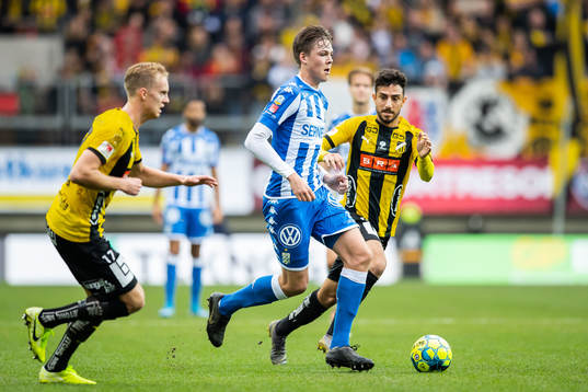 IFK Göteborgs Emil Holm mot Häckens Gustav Berggren och