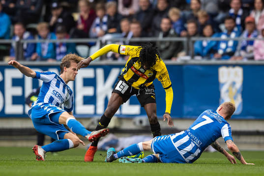 Häckens Kwame Kizito mot IFK Göteborgs August Erlingmark