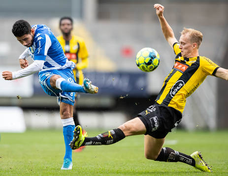 IFK Göteborgs Hosam Aiesh och Häckens Gustav Berggren
