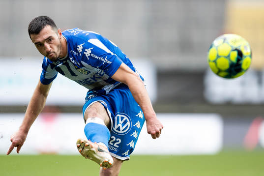 IFK Göteborgs Giorgi Kharaishvili med en frispark