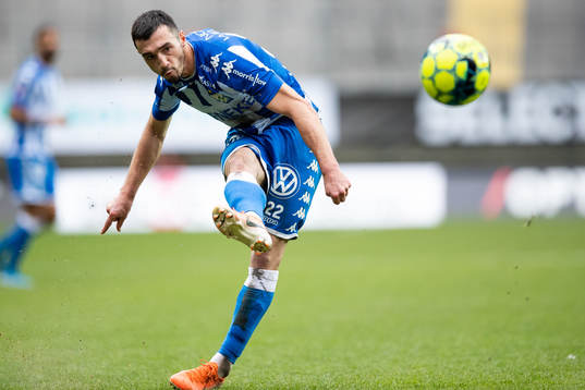 IFK Göteborgs Giorgi Kharaishvili med en frispark