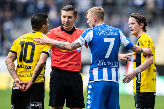 Häckens Paulinho i diskussion med IFK Göteborgs Sebastian
