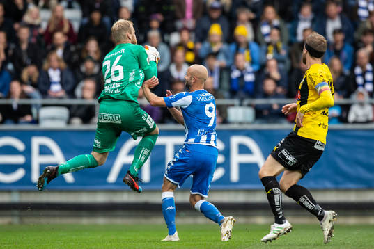 Häckens målvakt Peter Abrahamsson mot IFK Göteborgs