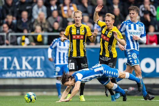 IFK Göteborgs Lasse Vibe faller