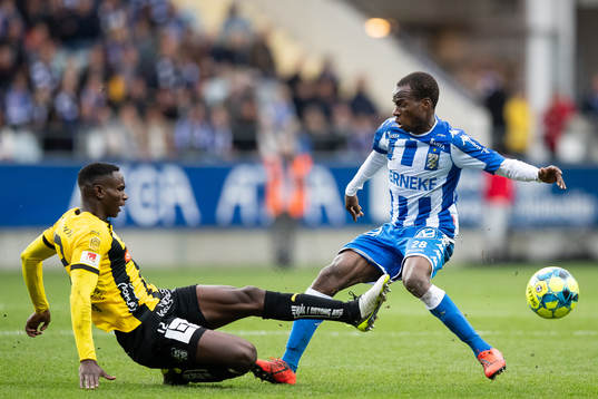 Häckens Godswill Ekpolo glidtacklar IFK Göteborgs