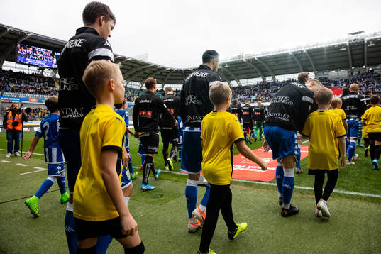 Lagen på väg in för line up innan fotbollsmatchen i