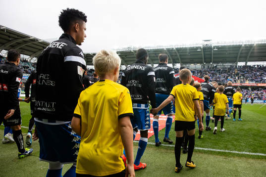 Lagen på väg in för line up innan fotbollsmatchen i