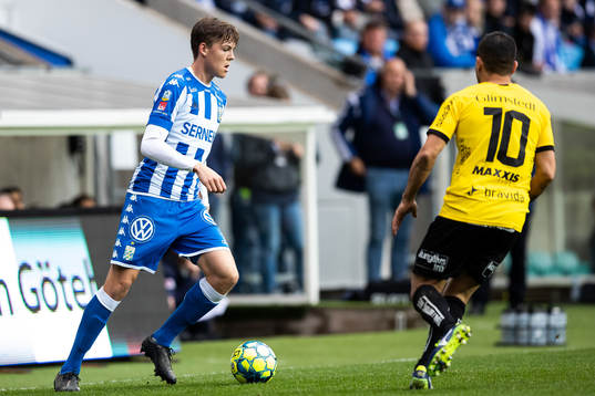IFK Göteborgs Emil Holm mot Häckens Paulinho