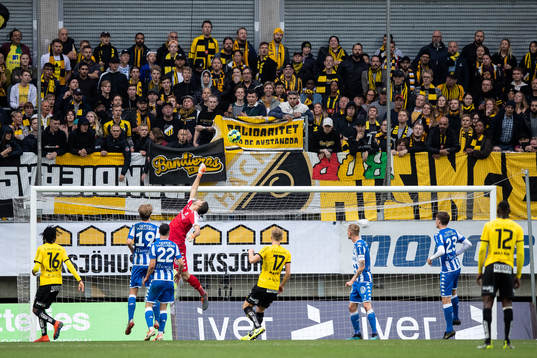 IFK Göteborgs målvakt Ioannis Anestis tippar en boll