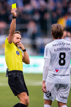 Domare Kristoffer Karlsson tilldelar Sirius Tim