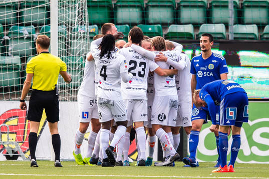 Sirius Jonas Lindberg jublar med lagkamrater