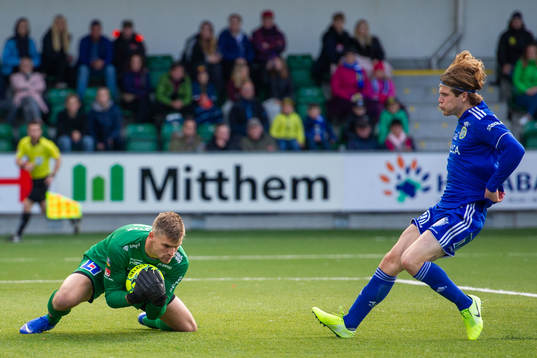 Sirius målvakt Lukas Jonsson räddar framför Sundsvalls
