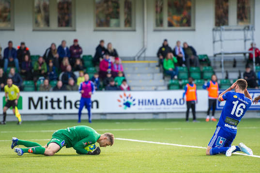 Sirius målvakt Lukas Jonsson räddar framför Sundsvalls