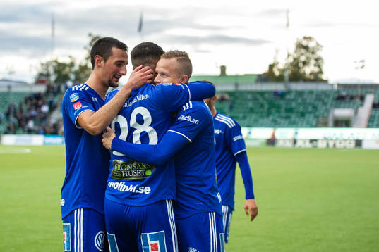 Sundsvalls Tobias Eriksson jublar med lagkamrater