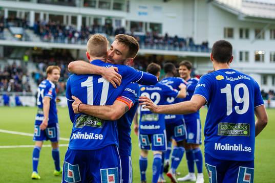 Sundsvalls Tobias Eriksson jublar med Carlos Gracia