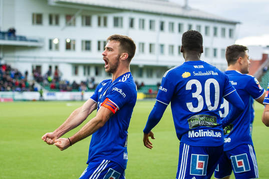 Sundsvalls Carlos Gracia jublar med lagkamrater