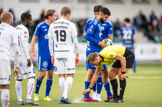 domaren Kristoffer Karlsson ritar frisparkslinje