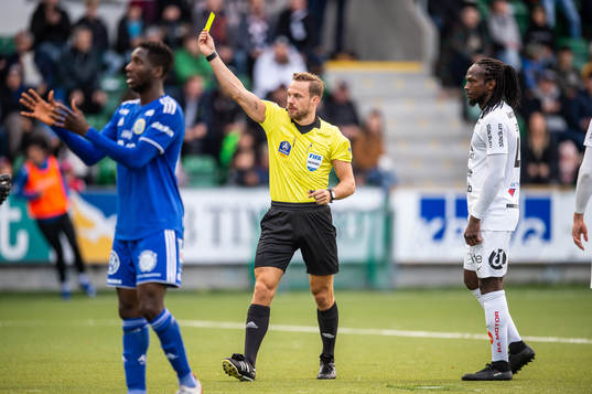 domaren Kristoffer Karlsson dömmer straff och ger varning
