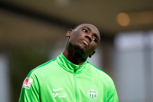 Västerås Ravy Tsouka Dozi innan fotbollsmatchen i