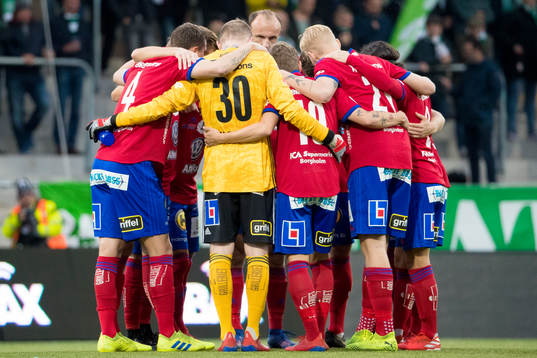 Östers spelare samlas innan fotbollsmatchen i Superettan