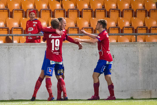 Östers David Johannesson kramas om av Anton Andreasson
