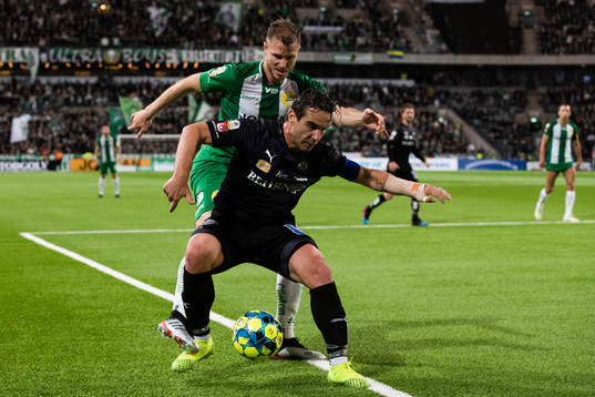 Hammarbys Richard Magyar i kamp om bollen med Örebros