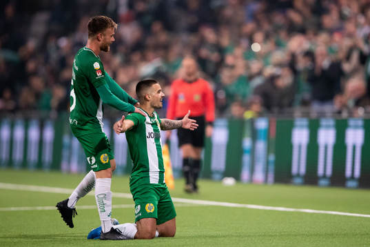 Hammarbys Dennis Widgren jublar med Vladimir Rodic som
