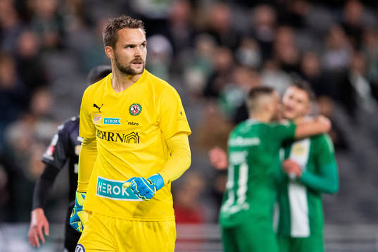 Örebros målvakt Oscar Jansson deppar