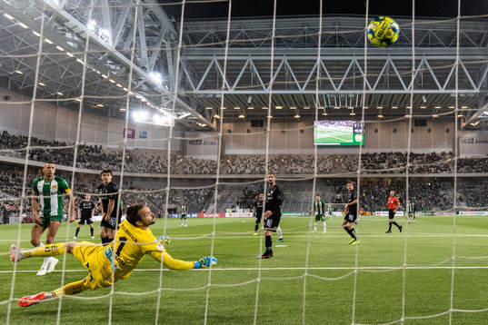 Örebros målvakt Oscar Jansson släpper in 4-1 från