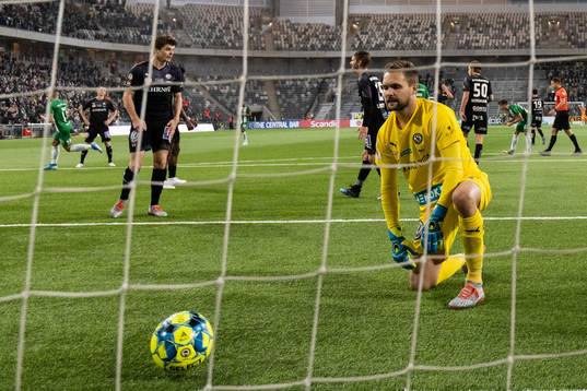 Örebros målvakt Oscar Jansson deppar
