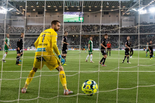 Örebros målvakt Oscar Jansson ser hur bollen går in till