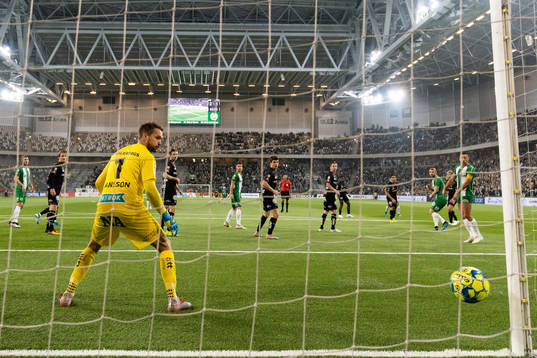 Örebros målvakt Oscar Jansson ser hur bollen går in till
