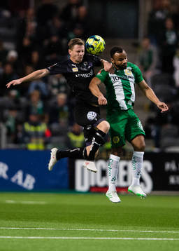 Örebros Johan Bertilsson i en nickduell med Hammarbys