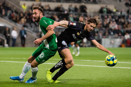 Hammarbys Muamer Tankovic i kamp om bollen med Örebros