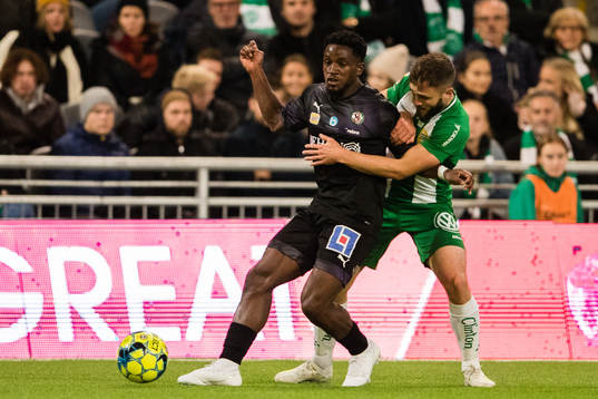 Örebros Kevin Wright i kamp om bollen Hammarbys Mats