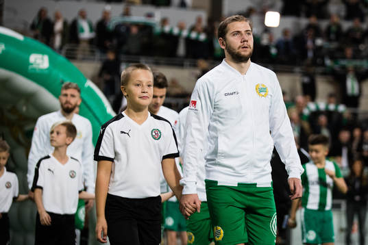 Hammarbys Darijan Bojanic gör entré innan fotbollsmatchen