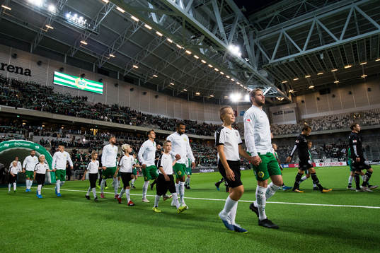 Hammarbys spelare gör entré innan fotbollsmatchen i