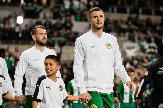 Hammarbys Richard Magyar gör entré innan fotbollsmatchen
