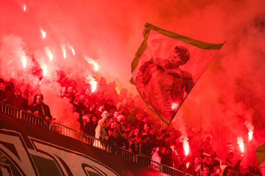 Hammarbys supportrar med bengaler