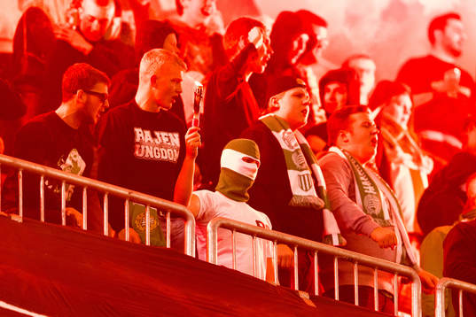 Hammarbys supportrar med bengaler