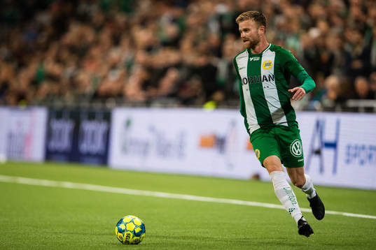 Hammarbys Dennis Widgren med bollen