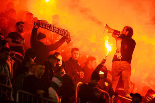 Hammarbys supportrar med bengaler