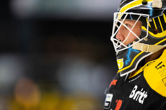 Västerås målvakt Emil Kruse innan ishockeymatchen i